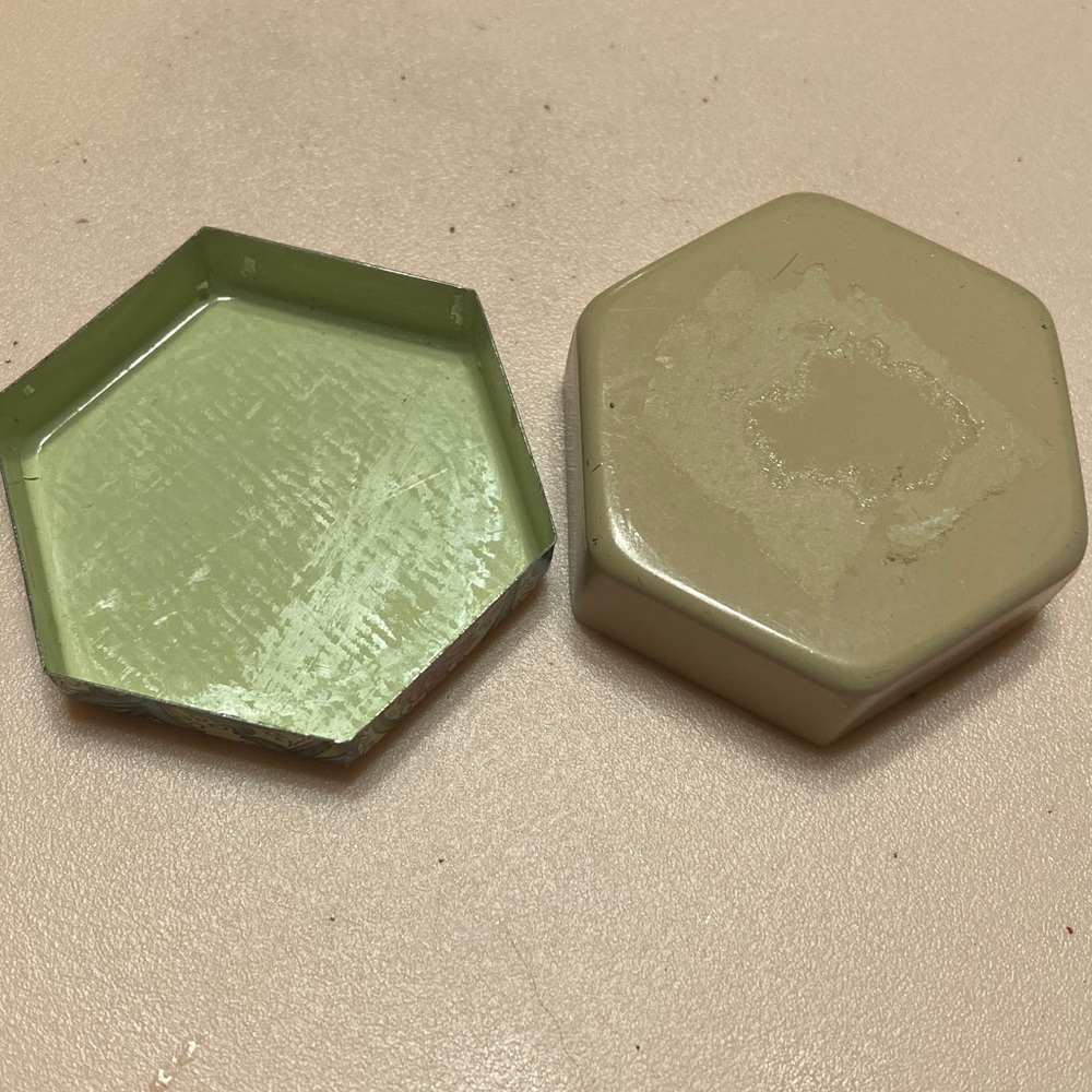 Floral Hexagonal tin pill/trinket box. Multicolor - Picture 4 of 5